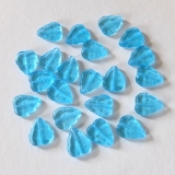 20 Glasblätter aquamarine, hellblau, längsgebohrt